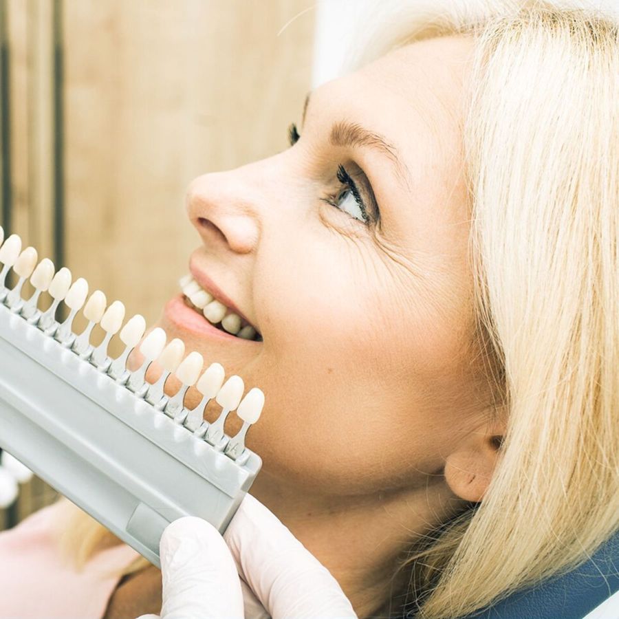 Cirurgiã-dentista avaliando o sorriso de uma paciente para lentes de contato dental na Clínica Sensitivity, em Osasco