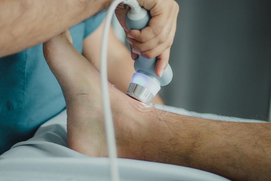 Profissional realizando limpeza de pele em paciente na Clínica Sensitivity, em Osasco