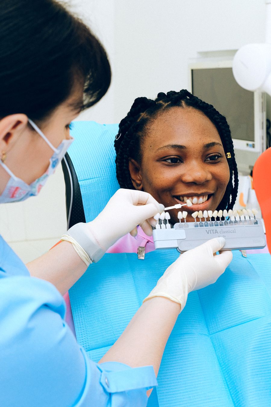 Dentista avaliando o sorriso de uma paciente para faceta de resina na Clínica Sensitivity, em Osasco