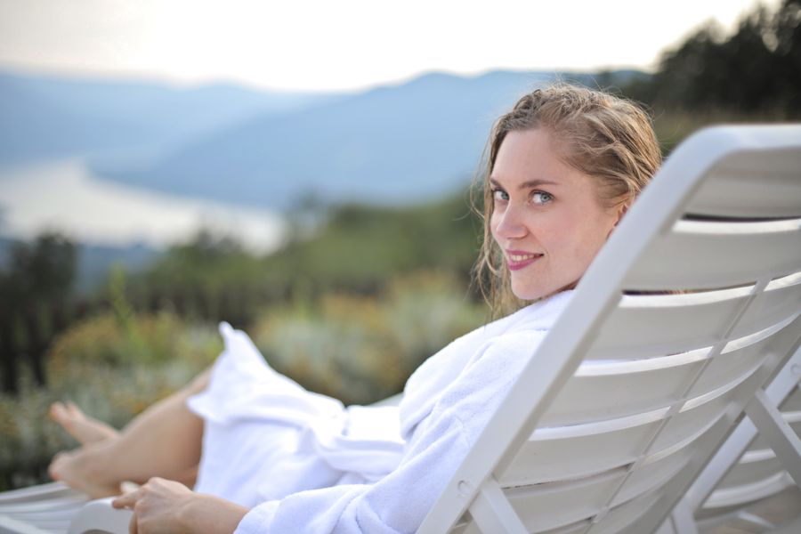Paciente relaxada durante extração na limpeza de pele na Clínica Sensitivity, em Osasco